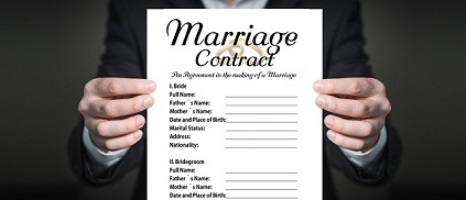 contrato de boda sostenido por dos manos