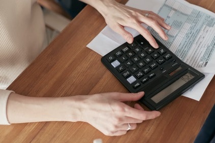 mujer calculando honorarios con calculadora