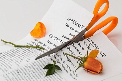 certificado de matrimonio roto con tijeras