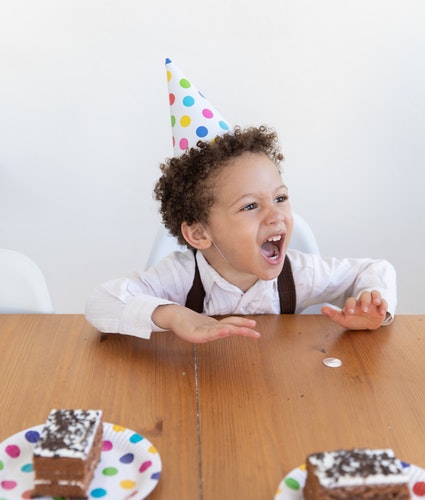 niño enfadándose en su fiesta de cumpleaños por sufrir alienación infantil