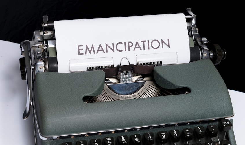 texto sobre qué es la emancipación en máquina de escribir