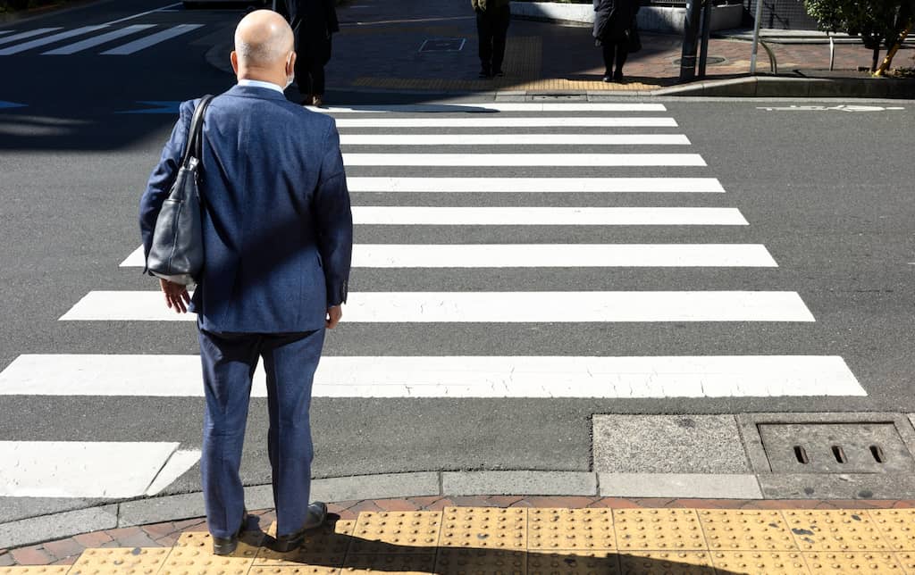 hombre cruzando paso de peatones